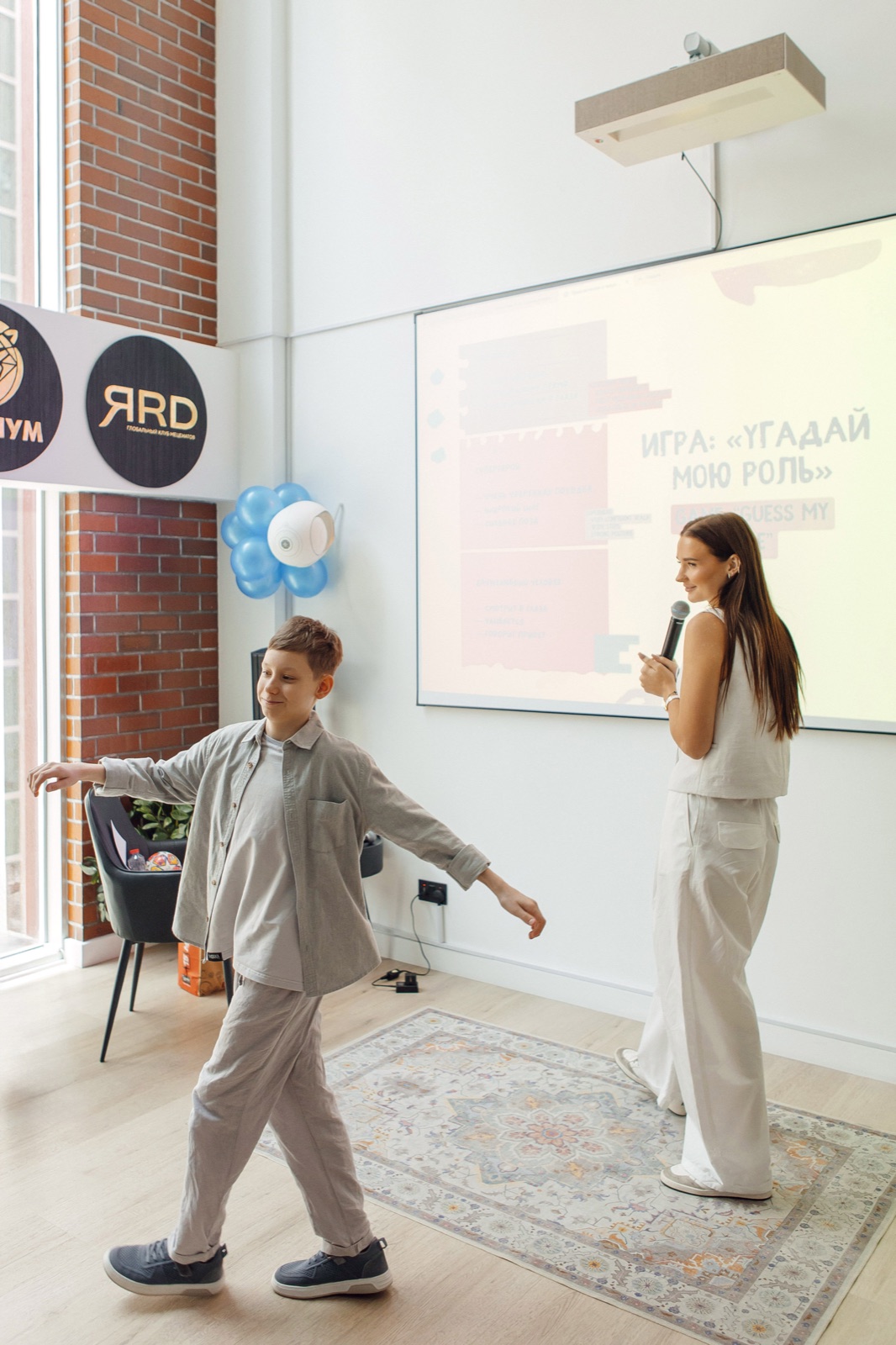 A Kidsology psychologist guiding a child through a one-on-one development session in Dubai